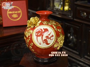 Bình hút tài lộc chữ Phúc đắp nổi dát vàng, nền đỏ, cao 28cm