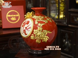Bình hút tài lộc chữ Phúc đắp nổi dát vàng, nền đỏ, cao 28cm