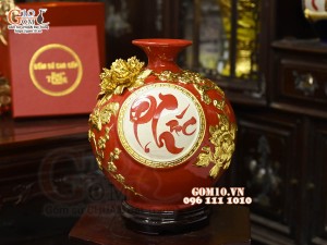 Bình hút tài lộc chữ Phúc đắp nổi dát vàng, nền đỏ, cao 28cm