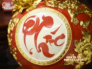 Bình hút tài lộc chữ Phúc đắp nổi dát vàng, nền đỏ, cao 28cm