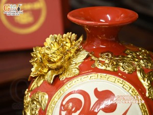 Bình hút tài lộc chữ Phúc đắp nổi dát vàng, nền đỏ, cao 28cm