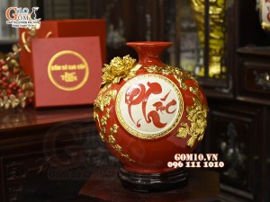 Bình hút tài lộc chữ Phúc đắp nổi dát vàng, nền đỏ, cao 28cm