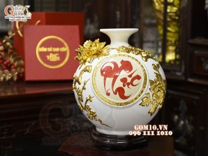 Bình hút tài lộc chữ Phúc đắp nổi dát vàng, nền trắng, cao 28cm