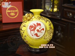 Bình hút tài lộc chữ Phúc đắp nổi dát vàng, nền vàng, cao 22cm