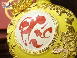 Bình hút tài lộc chữ Phúc đắp nổi dát vàng, nền vàng, cao 22cm