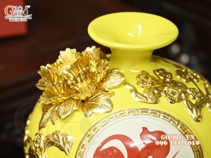 Bình hút tài lộc chữ Phúc đắp nổi dát vàng, nền vàng, cao 22cm