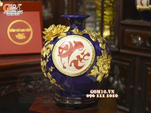 Bình hút tài lộc chữ Phúc đắp nổi dát vàng, nền xanh coban, cao 22cm