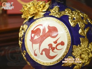 Bình hút tài lộc chữ Phúc đắp nổi dát vàng, nền xanh coban, cao 22cm