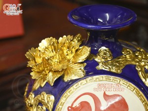 Bình hút tài lộc chữ Phúc đắp nổi dát vàng, nền xanh coban, cao 22cm
