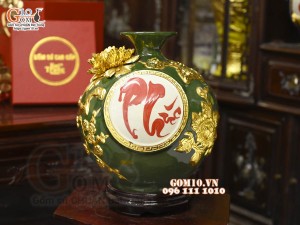 Bình hút tài lộc chữ Phúc đắp nổi dát vàng, nền xanh lục bảo, cao 22cm