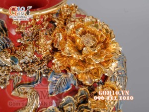 Bình hút tài lộc Công Đào đắp nổi vẽ vàng 24k, nền đỏ - cao 35cm