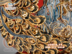 Bình hút tài lộc Công Đào đắp nổi vẽ vàng 24k, nền đỏ - cao 35cm