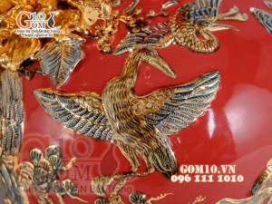 Bình hút tài lộc Công Đào đắp nổi vẽ vàng 24k, nền đỏ - cao 35cm