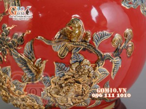 Bình hút tài lộc Công Đào đắp nổi vẽ vàng 24k, nền đỏ - cao 35cm