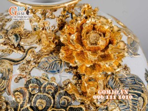 Bình hút tài lộc Công Đào đắp nổi vẽ vàng 24k, nền trắng - cao 40cm