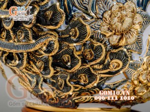 Bình hút tài lộc Công Đào đắp nổi vẽ vàng 24k, nền trắng - cao 40cm