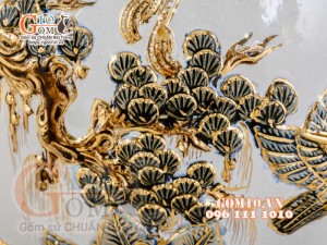 Bình hút tài lộc Công Đào đắp nổi vẽ vàng 24k, nền trắng - cao 40cm