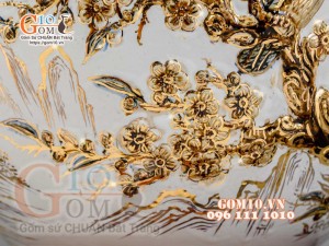 Bình hút tài lộc Công Đào đắp nổi vẽ vàng 24k, nền trắng - cao 40cm
