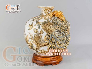 Bình hút tài lộc Công Đào đắp nổi vẽ vàng 24k, nền trắng - cao 35cm