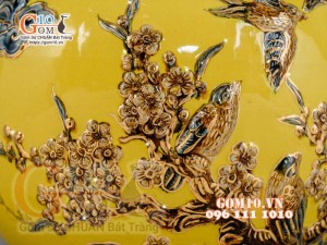 Bình hút tài lộc Công Đào đắp nổi vẽ vàng 24k, nền vàng - cao 35cm