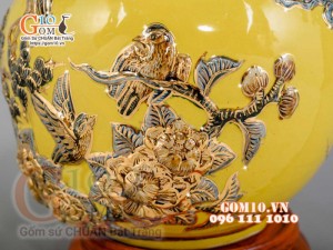 Bình hút tài lộc Công Đào đắp nổi vẽ vàng 24k, nền vàng - cao 35cm