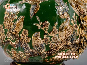 Bình hút tài lộc Công Đào đắp nổi vẽ vàng 24k, nền xanh - cao 35cm