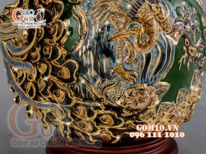 Bình hút tài lộc Công Đào đắp nổi vẽ vàng 24k, nền xanh - cao 35cm