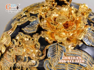 Bình hút tài lộc Công Đào đắp nổi vẽ vàng 24k, xanh coban - cao 40cm