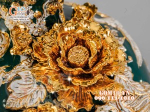 Bình hút tài lộc Công Đào trắng đắp nổi vẽ vàng 24k, nền xanh lục bảo - cao 35cm