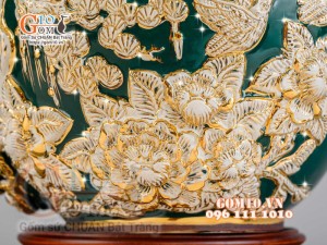 Bình hút tài lộc Công Đào trắng đắp nổi vẽ vàng 24k, nền xanh lục bảo - cao 35cm