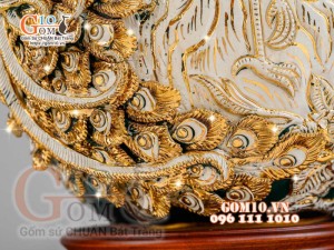 Bình hút tài lộc Công Đào trắng đắp nổi vẽ vàng 24k, nền xanh lục bảo - cao 35cm