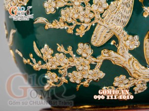 Bình hút tài lộc Công Đào trắng đắp nổi vẽ vàng 24k, nền xanh lục bảo - cao 35cm