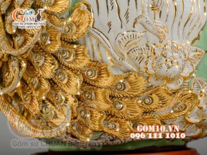 Bình hút tài lộc Công Đào trắng đắp nổi vẽ vàng 24k, nền xanh ngọc - cao 35cm