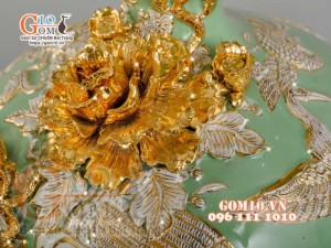 Bình hút tài lộc Công Đào trắng đắp nổi vẽ vàng 24k, nền xanh ngọc - cao 35cm