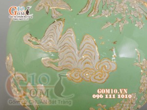 Bình hút tài lộc Công Đào trắng đắp nổi vẽ vàng 24k, nền xanh ngọc - cao 35cm