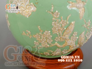 Bình hút tài lộc Công Đào trắng đắp nổi vẽ vàng 24k, nền xanh ngọc - cao 35cm