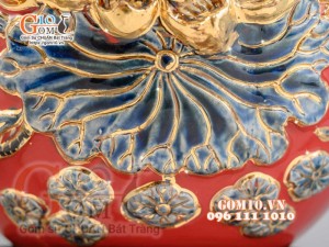 Bình hút tài lộc đắp nổi hoa Sen vẽ vàng 24k, nền đỏ - cao 30cm