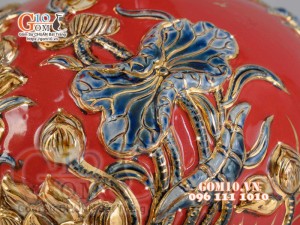 Bình hút tài lộc đắp nổi hoa Sen vẽ vàng 24k, nền đỏ - cao 30cm