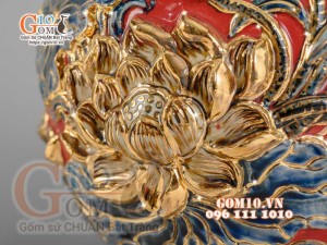 Bình hút tài lộc đắp nổi hoa Sen vẽ vàng 24k, nền đỏ - cao 30cm