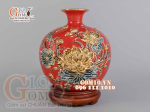 Bình hút tài lộc đắp nổi hoa Sen vẽ vàng 24k, nền đỏ - cao 30cm