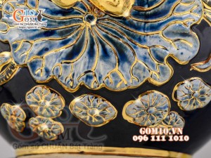 Bình hút tài lộc đắp nổi hoa Sen vẽ vàng 24k, nền xanh coban - cao 30cm