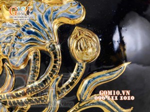 Bình hút tài lộc đắp nổi hoa Sen vẽ vàng 24k, nền xanh coban - cao 30cm