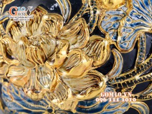 Bình hút tài lộc đắp nổi hoa Sen vẽ vàng 24k, nền xanh coban - cao 30cm