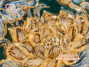 Bình hút tài lộc đắp nổi hoa Sen vẽ vàng 24k, nền xanh lục bảo - cao 30cm