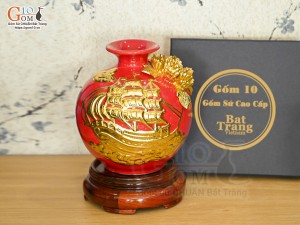 Bình hút tài lộc đắp nổi Thuận Buồm Xuôi Gió dát vàng 24k nền đỏ, cao 18cm