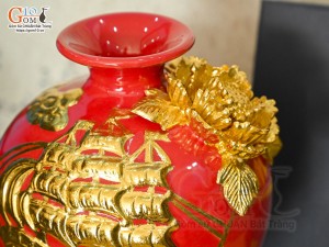 Bình hút tài lộc đắp nổi Thuận Buồm Xuôi Gió dát vàng 24k nền đỏ, cao 18cm