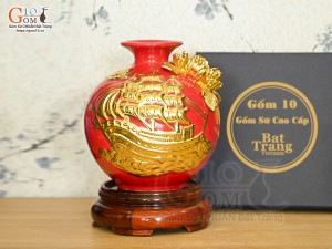 Bình hút tài lộc đắp nổi Thuận Buồm Xuôi Gió dát vàng 24k nền đỏ, cao 18cm