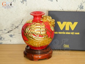 Bình hút tài lộc đắp nổi Thuận Buồm Xuôi Gió dát vàng, nền đỏ in logo VTV, cao 18cm