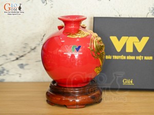 Bình hút tài lộc đắp nổi Thuận Buồm Xuôi Gió dát vàng, nền đỏ in logo VTV, cao 18cm
