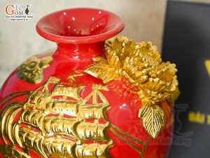 Bình hút tài lộc đắp nổi Thuận Buồm Xuôi Gió dát vàng, nền đỏ in logo VTV, cao 18cm